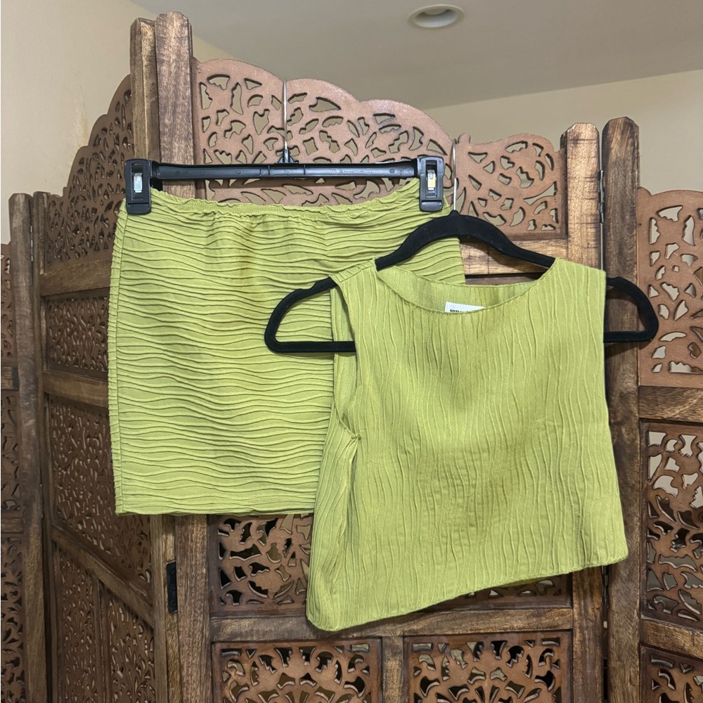 NEW Superdown Eleanor Mini Skirt Set Olive Organ Pleats Asymmetric Crop - Picture 2 of 3
